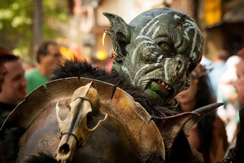     Cosplayer yang satu ini bukanlah meniru tokoh game ataupun komik, melainkan salah satu tokoh dalam film Lord of the Ring. Aksi cosplaynya meniru Orc benar-benar mendekati aslinya seperti dalam film. (kredit foto: kotaku)