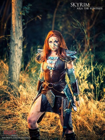     Berperan sebagai Aela The Huntress, cosplayer berjuluk Wind of the Stars ini mampu meniru tiap detail yang dimiliki oleh karakter dalam game Skyrim itu. (kredit foto: kotaku)