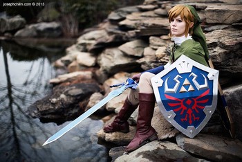 Game The Legend of Zelda juga tak luput jadi incaran aksi cosplayer. Aksesoris pedang dan tameng yang menyertainya membuat aksi cosplayer ini makin sempurna layaknya dalam game. (kredit foto: kotaku)