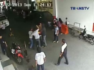 Terekam CCTV, Pelaku Curanmor Dihajar Massa