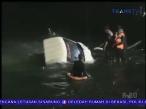 Dermaga Runtuh, 4 Mobil dan Puluhan Motor Tenggelam