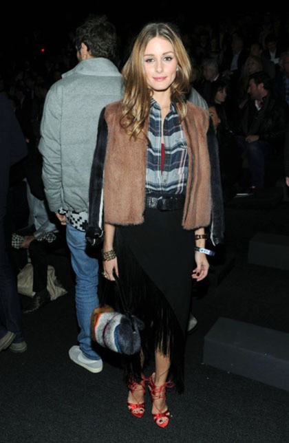 Sosialita 27 tahun ini membuat plaid shirt yang biasa terkesan grunge jadi lebih elegan. Ia memadukannya bersama rok hitam berdetail fringe, strappy heels merah, serta tas bulu penuh warna dari Fendi. Penampilan ini ia kenakan saat menghadiri fashion show tahunan Victorias Secret 2013.