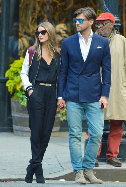 Saat kencan dengan Johannes Huebl bulan November 2013 lalu, Olivia memilih tampil kasual dengan jumpsuit hitam dan tambahan jaket varsity. Outfit tetap terkesan elegan, dengan tambahan belt metalik dan ankle boot.