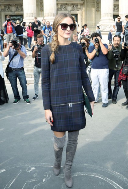 Penampilan ala school girl lainnya ditampilkan saat Paris Fashion Week. Saat itu, Olivia mengenakan terusan tartan dengan zipper di bagian rok dari brand high-street Zara. Kesan retro ia tambahkan dengan knee-high boot, clutch berbentuk kotak, dan rambut kepang.