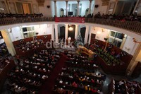 Umat kristiani memenuhi gereja GPIB Immanuel untuk mengikuti Misa Natal.