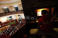 Jemaat melantunkan lagu-lagu rohani saat mengikuti Misa Natal.