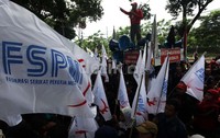 Aksi ini dilakukan oleh buruh dari Federasi Serikat Pekerja Metal Indonesia.