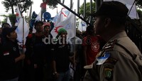 Polisi diturjunkan untuk mengamankan aksi ini.