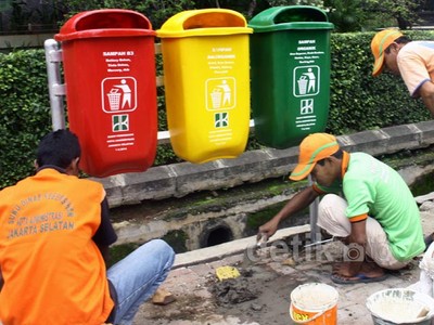 Pemasang Tong Sampah di Jalan Rasuna Said