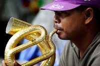 Para pedagang terompet mulai menghiasi jalan Hang Tuah Raya, Jakarta Selatan.