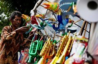 Namun, tidak terlihat seperti tahun-tahun sebelumnya, para pedagang terompet tersebut, kini terlihat sepi. Sebagian pedagang terompet kini lebih memilih mencari lokasi yang ramai oleh pembeli.