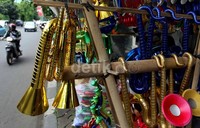 Salah satu pedagang, mengakui tahun ini sangat sepi pembeli terompet, sehingga mereka hanya sedikit meraup keuntungan.