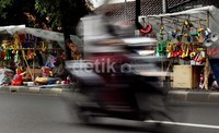 Berbagai jenis terompet mulai dari Rp 10 ribu hingga Rp 30 ribu dijajakan dipinggir Jalan Hang Tuah.
