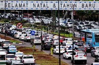Arus lalu lintas di Jalan Jenderal Sudirman padat.