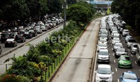 Arus lalu lintas di Jalan Jenderal Sudirman padat kedua arah