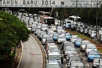 Kendaraan berjalan pelan di tengah kemacetan di Jalan Jenderal Sudirman.