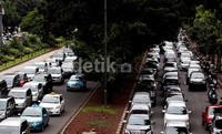 Puluhan kendaraan terjebak macet di Jalan Jenderal Sudirman.