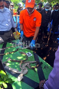 Resi pun mengakui jika dirinya yang membongkar makam milik Dira, Di tempat tersebut polisi hanya menemukan empat tali pocong.