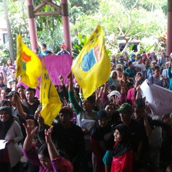 Puluhan Orang Demo Minta Pemutaran Film Soekarno Dihentikan