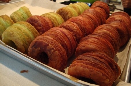 Sstt... Ini Rahasia Menggoreng Cronut Agar Cantik dan Tak Berminyak!