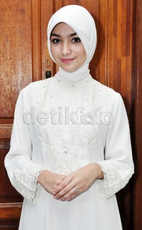 Cantiknya Citra dalam balutan busana serba putih. Noel/detikHOT.