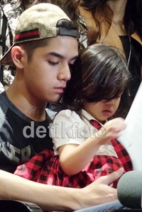 Safeea di pangkuan Al.