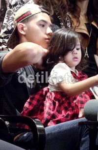 Safeea nampak menggemaskan dibalut dress putih merah kotak-kotak.