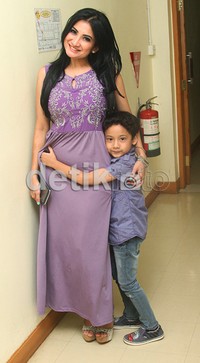 Natalie bersama buah hatinya, Habibi Abdullah Aziz. Gus Mun/detikHOT.