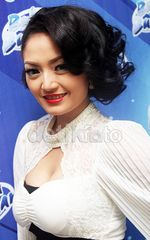 Pesona Siti Badriah Berbibir Merah