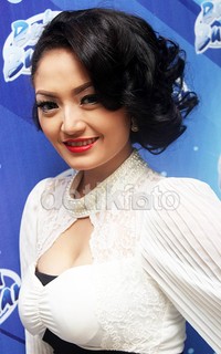 Tatanan rambutnya yang ikal membuat Siti terlihat lebih cantik dan dewasa. Gus Mun/detikHOT.