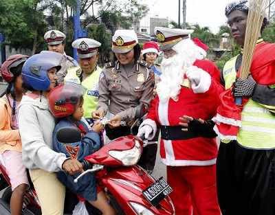 Sinterklas Bagi-bagi Permen dan Helm ke Pengguna Jalan