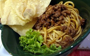Mie Tarik Laiker: Aneka Kreasi Mie Kenyal dengan Atraksi Tarik Ulur