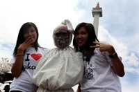 Pengunjung pun banyak yang berfoto bersama sang pocong.