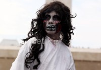 Sosok pocong dan kuntilanak ini ternyata bukan sungguhan, mereka hanya berpura-pura berdandan ala mahluk seram, untuk berpose di Monas dan meminta uang seihklasnya.