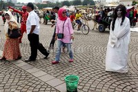 Di libur Natal ini, pengunjung Monas tampak membludak.