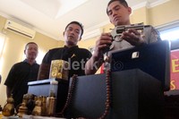 Penangkapan terhadap dukun penggandaan uang ini berdasarkan laporan dari masyarakat dan hasil koordinasi dengan Polda Jatim.