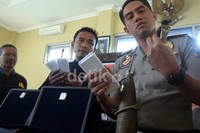 Dari rumah tersangka, polis berhasil mengamankan alat-alat ritual berupa dua buah kotak hitam, 14 gepok kertas putih HVS, satu buah jenglot, satu buah menyan gondo mayit, satu buah apel jin, satu kotak dupa, tiga buah kotak kosong, satu buah pistol korek gas.