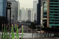 Nyaris tidak ada kepadatan kendaraan, hanya tampak antrean pendek di traffic light Bundaran Hotel Indonesia.