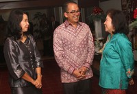 Mari Elka berbincang dengan para tamunya. (Gus Mun)