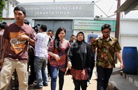 Wasiah (tengah) mengunjungi Atut yang ditahan di Rutan Pondok Bambu, Jakarta Timur. Lamhot Aritonang/detikFoto.