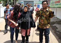 Wasiah datang ke rutan dengan didampingi anaknya Atut. Lamhot Aritonang/detikFoto.