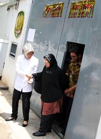 Wasiah keluar Rutan Pondok Bambu seusai menjenguk anaknya. Wasiah keluar dengan didampingi Ratu Tatu. Lamhot Aritonang/detikFoto.