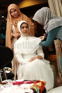 Persiapannya sebenarnya sudah semuanya tinggal 2 sampai 3 minggu. Bersyukur banyak pihak yang membantu dan mensponsori, katanya usai melakukan fitting baju pengantin di Irna La Perle, Kemang, Jakarta Selatan, Kamis (26/12/2013). (Akew/detikHOT)