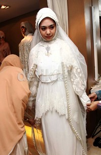 Souvenirnya 1.500 Alquran yang besar dan kecil untuk yang muda-muda. Kalau yang besar untuk orang yang sudah berumur, ucapnya. (Akew/detikHOT)