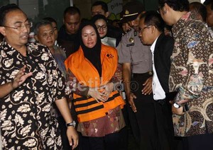 Siap Hadapi Penyidik KPK, Atut Kenakan Batik dan Jilbab Hitam