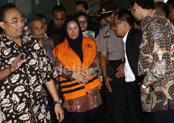 Siap Hadapi Penyidik KPK, Atut Kenakan Batik dan Jilbab Hitam