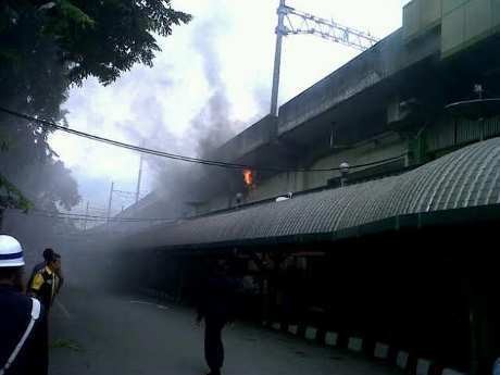 Saksi Dengar 6 Ledakan Sebelum Kebakaran di Stasiun Gambir