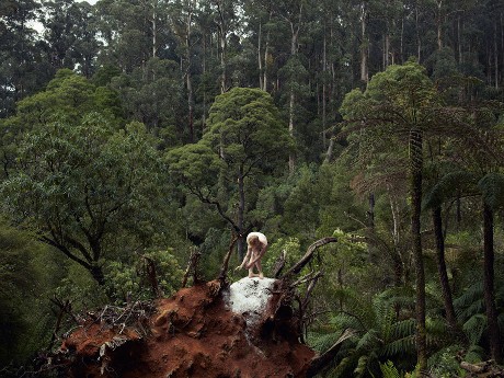 Penari Bugil di Tengah Liarnya Alam dalam Bidikan Foto