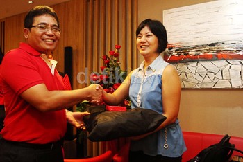 Dirut Telkomsel  Alex J Sinaga (kiri) saat meresmikan Telkomsel Lounge di Bandara Soekarno-Hatta.