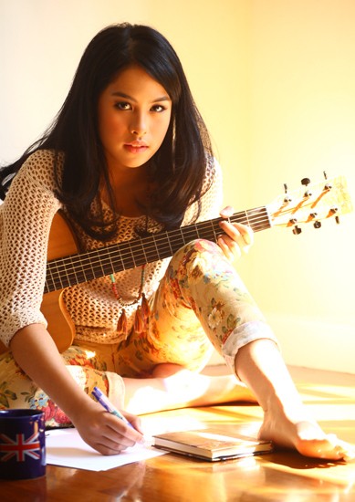 10 Artis Wanita Ter-HOT 2013